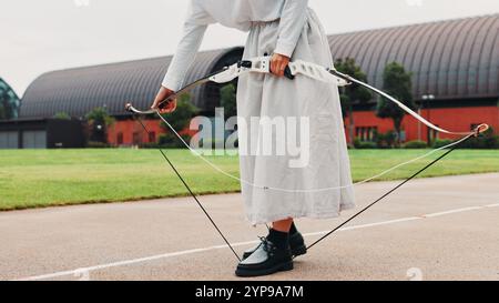 Sport, Bogenschütze und Bogen für Training, Ausrüstung und Vorbereitung auf Wettkämpfe, Hände und Outdoor-Spiele. Wettkampf, Sportler und Training von Stockfoto