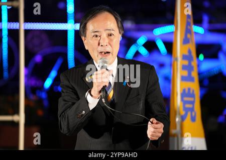 Takanori Kawai, ein Politiker der oppositionellen Demokratischen Partei für das Volk (DPP) Japans, hält am Donnerstag, den 28. November 2024, eine Rede auf dem Shinbashi SL-Platz in Tokio. Die japanische Tagesversammlung fand an diesem Tag zu einer außerordentlichen Sitzung statt. Die wichtigsten Diskussionsthemen sind die Reform der politischen Fonds und der Entwurf eines Nachtragshaushaltsplans für ein neues Konjunkturpaket, das Änderungen des 1,03 Millionen Yen-Wallets enthält, was eine Politik ist, die von der DPP befürwortet wird. Die 1,03-Millionen-Yen-Mauer bezieht sich auf die Steuerpolitik Japans, bei der Personen, die jährlich über 1,03 Millionen Yen verdienen, Einkommensteuer unterliegen. Stockfoto