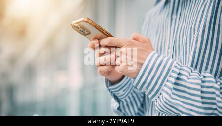 Mann, Hände und Mobilgeräte in der Stadt für Business, Konnektivität und Terminplanung in Japan. Person, Telefon und Tippen im städtischen Tokio für Networking, E-Mail Stockfoto
