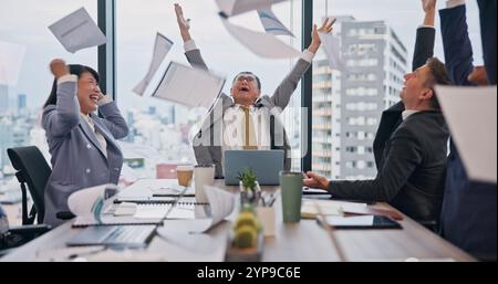 Geschäftsleute, Papierwurf und Büro mit Feier, Gelegenheit und Sieg im Meeting. Japan, Sitzungssaal und Wow mit Teamarbeit und Zusammenarbeit Stockfoto