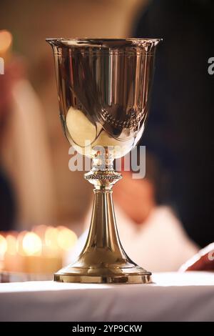 Kelch eucharistischer Partikel in der Kirche Stockfoto