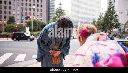 Verbeugung, Respekt und Mann in der Stadt für Willkommen, Begrüßung und Tradition mit Kimono. Japaner, Abschied und urbane Tokio Street mit traditionellem Brauch Stockfoto