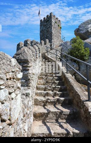 Turm der Burg der Mauren in der Gemeinde Sintra, Portugal Stockfoto