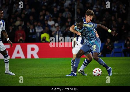 Donostia / San Sebastián, Gipuzkoa, Spanien - 28. November 2024: Bertrand Traoré wetteiferte um den Ball mit Aihen Muñoz im Spiel Real Sociedad gegen AFC Ajax, Teil der Europa League, in der reale Arena. Quelle: Rubén Gil/Alamy Live News. Stockfoto