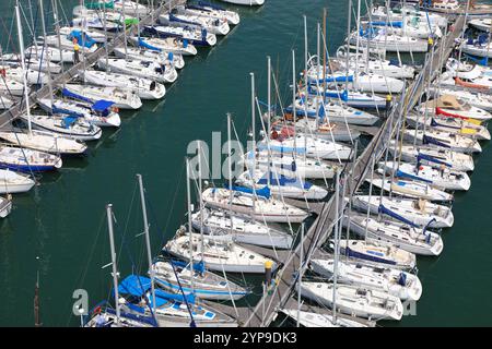 Reihen verschiedener Yachten, die im Yachthafen vertäut sind Stockfoto