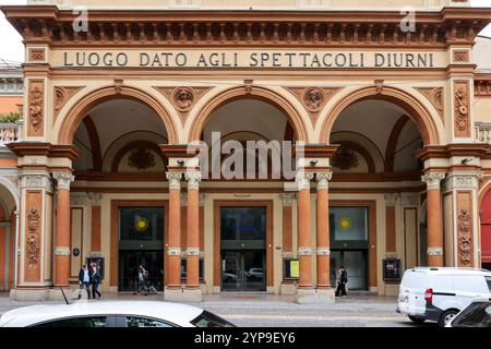 Bologna, Italien - 9. Mai 2024: Fassade des Teatro Arena del Sole. Eines der historischen Theater von Bologna. Italien Stockfoto