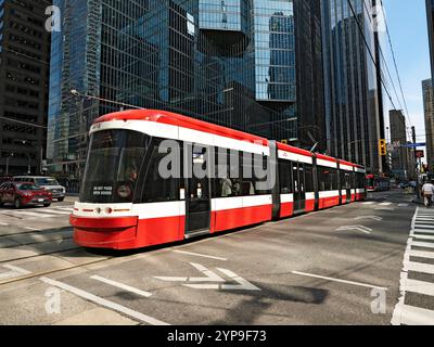 Toronto Canada / Eine moderne Straßenbahn der Toronto Transport Commission auf der King Street West in der Innenstadt von Toronto. Stockfoto