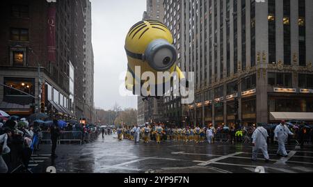 New York Ciy, USA. November 2024. Ein kalter und regnerischer Tag für die 98. Jährliche Macy's Thanksgiving Day Parade in New York City, NY am 29. November 2024. (Foto: Steve Sanchez/SIPA USA). Quelle: SIPA USA/Alamy Live News Stockfoto