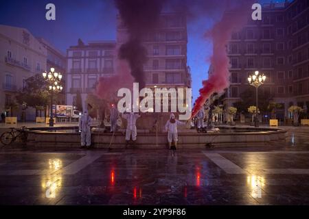 VALENCIA, Spanien. November 2024. Aktivisten der Extinction Rebellion haben heute Morgen eine Aufführung auf der Plaza de la Virgen in Valencia durchgeführt, die mit dem ersten Monat der isolierten Depression auf hohen Ebenen (DANA) zusammenfällt, die den südlichen Teil der spanischen Stadt getroffen hat. Quelle: D. Canales Carvajal/Alamy Live News Stockfoto