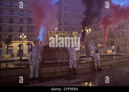 VALENCIA, Spanien. November 2024. Aktivisten der Extinction Rebellion haben heute Morgen eine Aufführung auf der Plaza de la Virgen in Valencia durchgeführt, die mit dem ersten Monat der isolierten Depression auf hohen Ebenen (DANA) zusammenfällt, die den südlichen Teil der spanischen Stadt getroffen hat. Quelle: D. Canales Carvajal/Alamy Live News Stockfoto