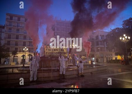 VALENCIA, Spanien. November 2024. Aktivisten der Extinction Rebellion haben heute Morgen eine Aufführung auf der Plaza de la Virgen in Valencia durchgeführt, die mit dem ersten Monat der isolierten Depression auf hohen Ebenen (DANA) zusammenfällt, die den südlichen Teil der spanischen Stadt getroffen hat. Quelle: D. Canales Carvajal/Alamy Live News Stockfoto