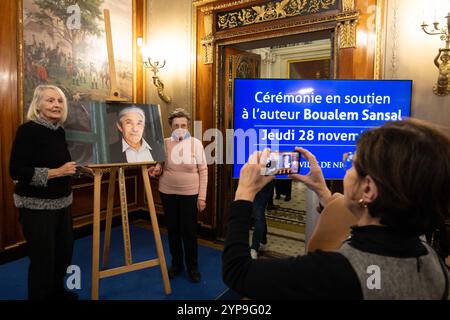 Nizza, Frankreich. November 2024. Eine Zeremonie in Nizza, Frankreich am 28. November 2024, zur Unterstützung des französisch-algerischen Schriftstellers Boualem Sansal, der in Algerien verhaftet wurde. Bei der Zeremonie wurde Boualem Sansal zum Ehrenbürger der Stadt ernannt. Foto von Shootpix/ABACAPRESS. COM Credit: Abaca Press/Alamy Live News Stockfoto