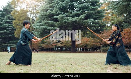 Holzschwert, Japaner und Outdoor als Kampfkunst für Training, Sport und Sport. Kultur, Waffen und Erbe für Kampf, Kampf und Stockfoto