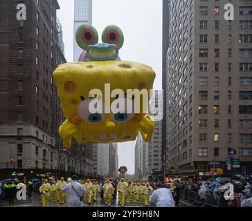 New York Ciy, USA. November 2024. Ein kalter und regnerischer Tag für die 98. Jährliche Macy's Thanksgiving Day Parade in New York City, NY am 29. November 2024. (Foto: Steve Sanchez/SIPA USA). Quelle: SIPA USA/Alamy Live News Stockfoto