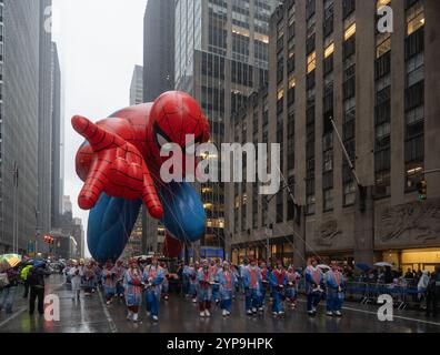 New York Ciy, USA. November 2024. Ein kalter und regnerischer Tag für die 98. Jährliche Macy's Thanksgiving Day Parade in New York City, NY am 29. November 2024. (Foto: Steve Sanchez/SIPA USA). Quelle: SIPA USA/Alamy Live News Stockfoto