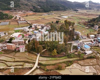 Luftbild zeigt eine Landstraße im Bezirk Cengong, der autonomen Präfektur Qiandongnan Miao und Dong in der Provinz Guizhou im Südwesten Chinas, 28. November 2024. Stockfoto