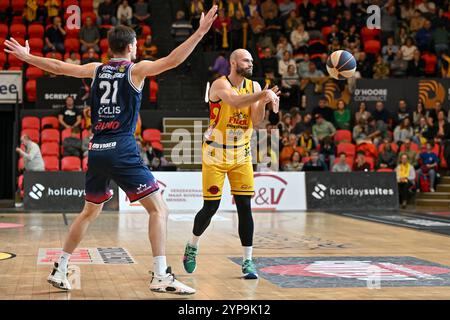 Pierre-Antoine Gillet (30) von BCO, dargestellt während eines Basketballspiels zwischen BC Filou Oostende und BC Limburg United am 11. Spieltag in der regulären Saison 24-25 der BNXT League, am 16. November 2024 in Oostende, BELGIEN. (Foto: David Catry / Isosport) Stockfoto