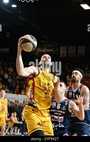 Pierre-Antoine Gillet (30) von BCO, dargestellt während eines Basketballspiels zwischen BC Filou Oostende und BC Limburg United am 11. Spieltag in der regulären Saison 24-25 der BNXT League, am 16. November 2024 in Oostende, BELGIEN. (Foto: David Catry / Isosport) Stockfoto