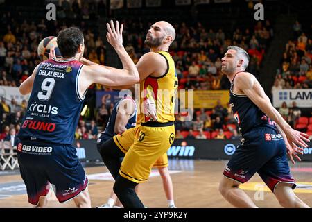 Pierre-Antoine Gillet (30) von BCO und Quentin Serron (5) von Limburg United, dargestellt während eines Basketballspiels zwischen BC Filou Oostende und BC Limburg United am 11. Spieltag in der regulären Saison 24-25 der BNXT League am 16. November 2024 in Oostende, BELGIEN. (Foto: David Catry / Isosport) Stockfoto