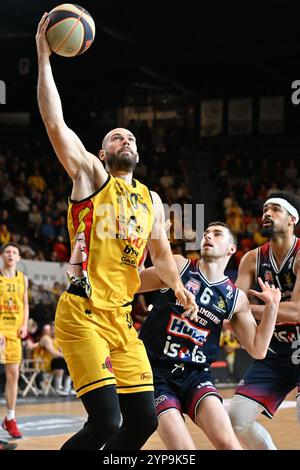 Pierre-Antoine Gillet (30) von BCO und Jarne Lesuisse (6) von Limburg United, dargestellt während eines Basketballspiels zwischen BC Filou Oostende und BC Limburg United am 11. Spieltag in der regulären Saison 24-25 der BNXT League am 16. November 2024 in Oostende, BELGIEN. (Foto: David Catry / Isosport) Stockfoto