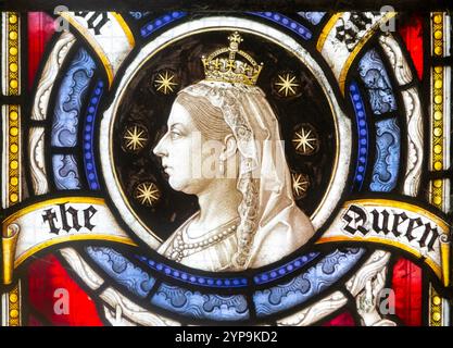 Buntglasfenster zum Gedenken an das 60. Jahr der Regierungszeit von Queen Victoria, Boulge Church, Suffolk, England, Großbritannien - Clayton und Bell 1897 Stockfoto