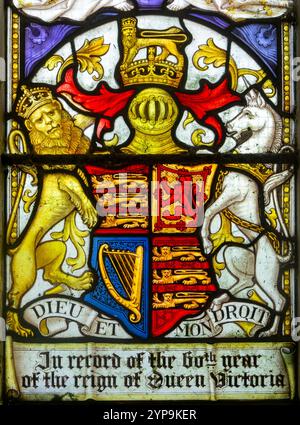 Buntglasfenster zum Gedenken an das 60. Jahr der Regierungszeit von Queen Victoria, Boulge Church, Suffolk, England, Großbritannien - Clayton und Bell 1897 - Dieu et Mon Dro Stockfoto
