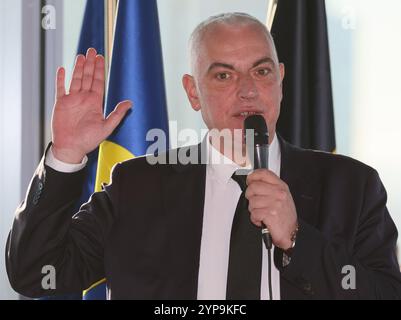 Brüssel, Belgien November 2024. Jean-Pierre Van Laethem, Bürgermeister von Ganshoren, leistet den Eid während einer Zeremonie für die neuen Bürgermeister der Region Brüssel-Hauptstadt am Freitag, den 29. November 2024 in Brüssel. BELGA FOTO BENOIT DOPPAGNE Credit: Belga News Agency/Alamy Live News Stockfoto