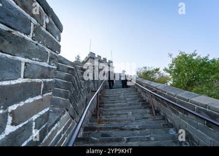 Peking, China - 23. Oktober 2024: Touristen klettern auf und ab den Juyongguan Pass Chinesische Mauer. Stockfoto