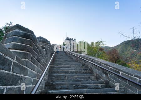 Peking, China - 23. Oktober 2024: Touristen klettern auf und ab den Juyongguan Pass Chinesische Mauer. Stockfoto