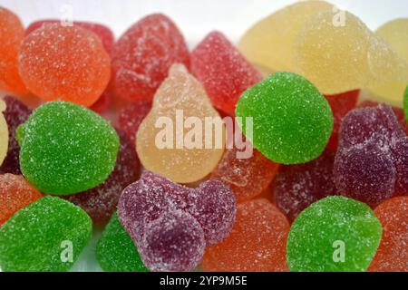 Bunte süße Süßigkeiten aus natürlichem Fruchtsaft in Form von Gelee und Zucker. Mehrfarbige Süßigkeiten in Form von Früchten verschiedener Farben: r Stockfoto