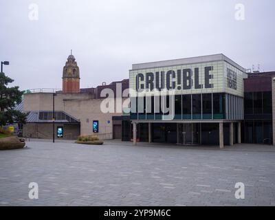 Das Crucible Theatre wurde 1971 eröffnet und ist seit 1977 Austragungsort der Snooker-Weltmeisterschaft. Stockfoto