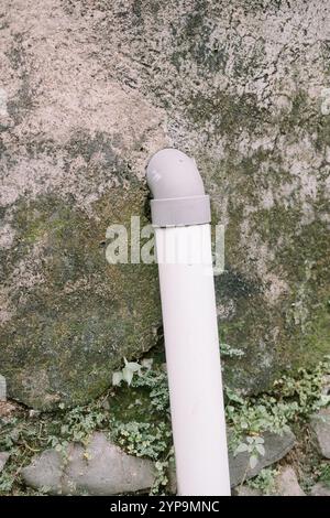 PVC-Rohre für die Haushaltswasserableitung, Anschluss an das Abwassersystem für die Abfallentsorgung Stockfoto