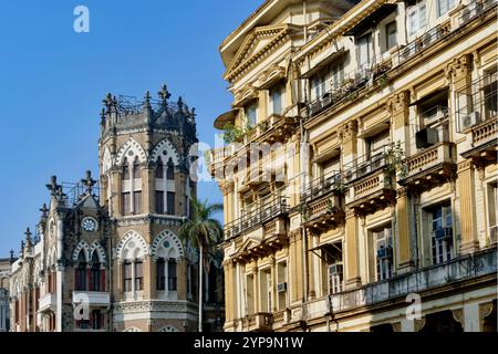 Komplexe Gebäude aus der Kolonialzeit in der Dadabhai Naoroji Road (D.N. Road) in Fort Area, Mumbai, Indien Stockfoto