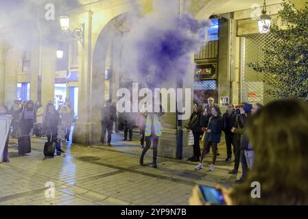 Das Bild zeigt eine überfüllte feministische Demonstration, die in der Nacht vom 9. November 2024 im historischen Zentrum von Logroño, Spanien, stattfindet. Das Protagon Stockfoto