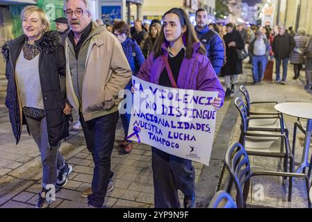 Das Bild zeigt eine überfüllte feministische Demonstration, die in der Nacht vom 9. November 2024 im historischen Zentrum von Logroño, Spanien, stattfindet. Das Protagon Stockfoto