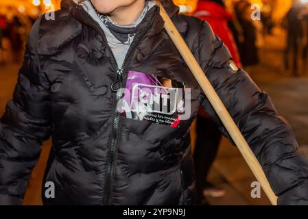 Das Bild zeigt eine überfüllte feministische Demonstration, die in der Nacht vom 9. November 2024 im historischen Zentrum von Logroño, Spanien, stattfindet. Das Protagon Stockfoto