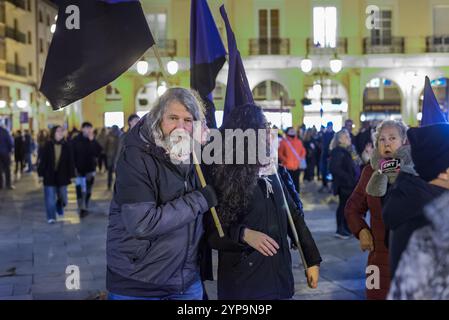 Das Bild zeigt eine überfüllte feministische Demonstration, die in der Nacht vom 9. November 2024 im historischen Zentrum von Logroño, Spanien, stattfindet. Das Protagon Stockfoto