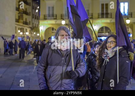 Das Bild zeigt eine überfüllte feministische Demonstration, die in der Nacht vom 9. November 2024 im historischen Zentrum von Logroño, Spanien, stattfindet. Das Protagon Stockfoto