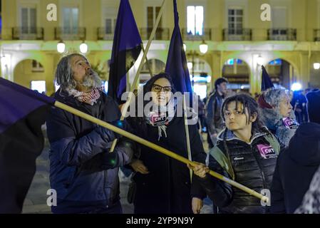 Das Bild zeigt eine überfüllte feministische Demonstration, die in der Nacht vom 9. November 2024 im historischen Zentrum von Logroño, Spanien, stattfindet. Das Protagon Stockfoto