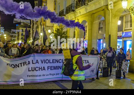 Das Bild zeigt eine überfüllte feministische Demonstration, die in der Nacht vom 9. November 2024 im historischen Zentrum von Logroño, Spanien, stattfindet. Das Protagon Stockfoto