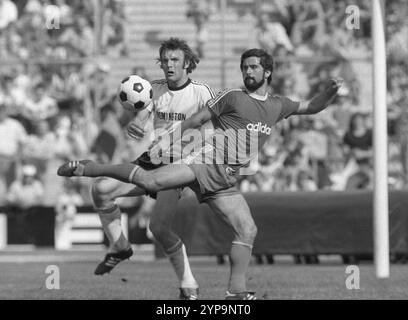 München, Deutschland. September 2014. ARCHIVFOTO: Karl-Heinz 'Charly' KOERBEL wird am 1. Dezember 2024 70 Jahre alt, Karl-Heinz 'Charly' KOERBEL(li.), Deutschland, Fußball, Eintracht Frankfurt, im Duell mit Gerd MUELLER, Deutschland, FC Bayern München; Fußball-Bundesliga FC Bayern München - Eintracht Frankfurt 1:1 am 29. Mai 1976; ? Quelle: dpa/Alamy Live News Stockfoto