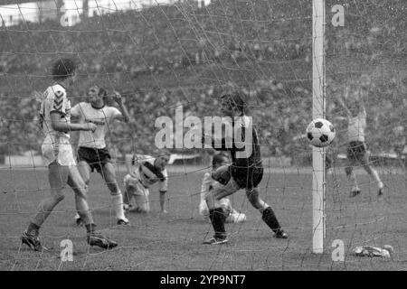 ARCHIVFOTO: Karl-Heinz 'Charly' KOERBEL wird am 1. Dezember 2024 70 Jahre alt, Karl-Heinz KOERBEL K?rbel, Eintracht Frankfurt, erzielt das Tor zum 1:0, Torschuss, Eintracht Frankfurt - MSV Duisburg 1:0, Fußball, DFB Cup, Finale, Endspiel, Schwarzweißfoto, 21. Juni 1975. ? Stockfoto