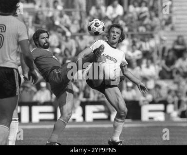 München, Deutschland. September 2014. ARCHIVFOTO: Karl-Heinz 'Charly' KOERBEL wird am 1. Dezember 2024 70 Jahre alt, Karl-Heinz 'Charly' KOERBEL(R.), Deutschland, Fußball, Eintracht Frankfurt, im Duell mit Gerd MUELLER, Deutschland, FC Bayern München; Fußball-Bundesliga FC Bayern München - Eintracht Frankfurt 1:1 am 29. Mai 1976; ? Quelle: dpa/Alamy Live News Stockfoto