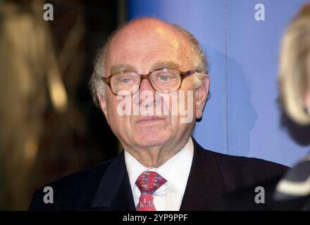 ARCHIVFOTO: Vor 15 Jahren, am 5. Dezember 2009, starb Otto GRAF LAMBSDORFF, 02SN Lambsdorff 220902PL.jpg Otto GRAF Lambsdorff, Deutschland, Politiker, FDP, Ehrenvorsitzender der FDP, Porträt, QF bei der Bundestagswahl in Berlin, am 22. September 2002. Stockfoto