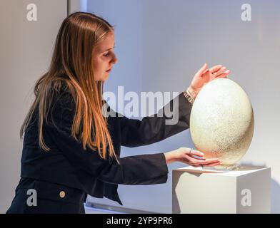 Christies London 29 Nov 2024 Elephant Bird Egg ein intaktes Ei eines Aepyornis maximus. Durchmesser: 9" (22,5 cm); Höhe: 12 Zoll (30 cm) EST 30.000 GBP - 50.000 GBP im Rahmen von Science Fiction and Fantasy, Sale 28. Nov. Paul Quezada-Neiman/Alamy Live News Credit: Paul Quezada-Neiman/Alamy Live News Stockfoto