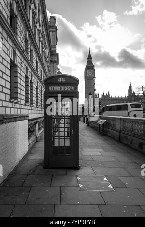 London, Großbritannien - 27. März 2024: Rote Telefonbox und Big Ben Tower in London, Großbritannien. Dies ist ein Schwarzweißfoto. Stockfoto