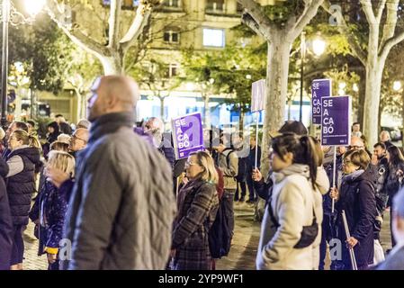 Das Bild zeigt eine überfüllte feministische Demonstration, die in der Nacht vom 9. November 2024 im historischen Zentrum von Logroño, Spanien, stattfindet. Das Protagon Stockfoto