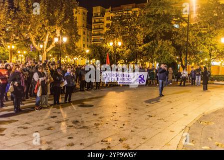 Das Bild zeigt eine überfüllte feministische Demonstration, die in der Nacht vom 9. November 2024 im historischen Zentrum von Logroño, Spanien, stattfindet. Das Protagon Stockfoto