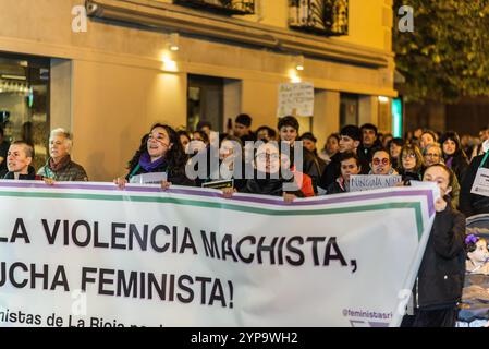 Das Bild zeigt eine überfüllte feministische Demonstration, die in der Nacht vom 9. November 2024 im historischen Zentrum von Logroño, Spanien, stattfindet. Das Protagon Stockfoto