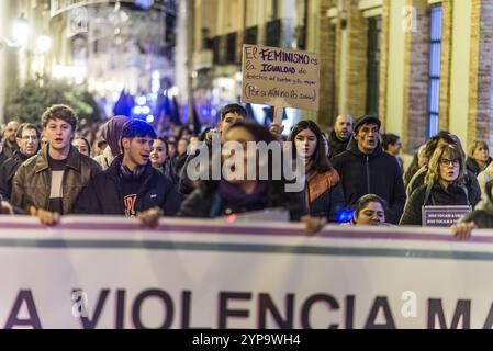 Das Bild zeigt eine überfüllte feministische Demonstration, die in der Nacht vom 9. November 2024 im historischen Zentrum von Logroño, Spanien, stattfindet. Das Protagon Stockfoto